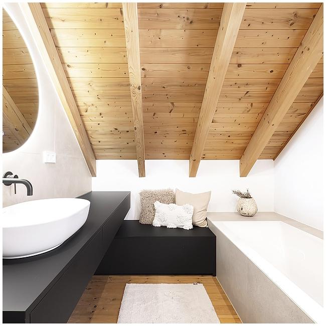 Modernes Baddesign mit einer Holzdecke und Naturstein &ndash; exklusive Badsanierung sowie Innenarchitektur durch den Architekten. Das zeitgemäße Baddesign mit Holzdecke und Naturstein ist Teil der exklusiven Badsanierung und Innenarchitektur vom Architekten.